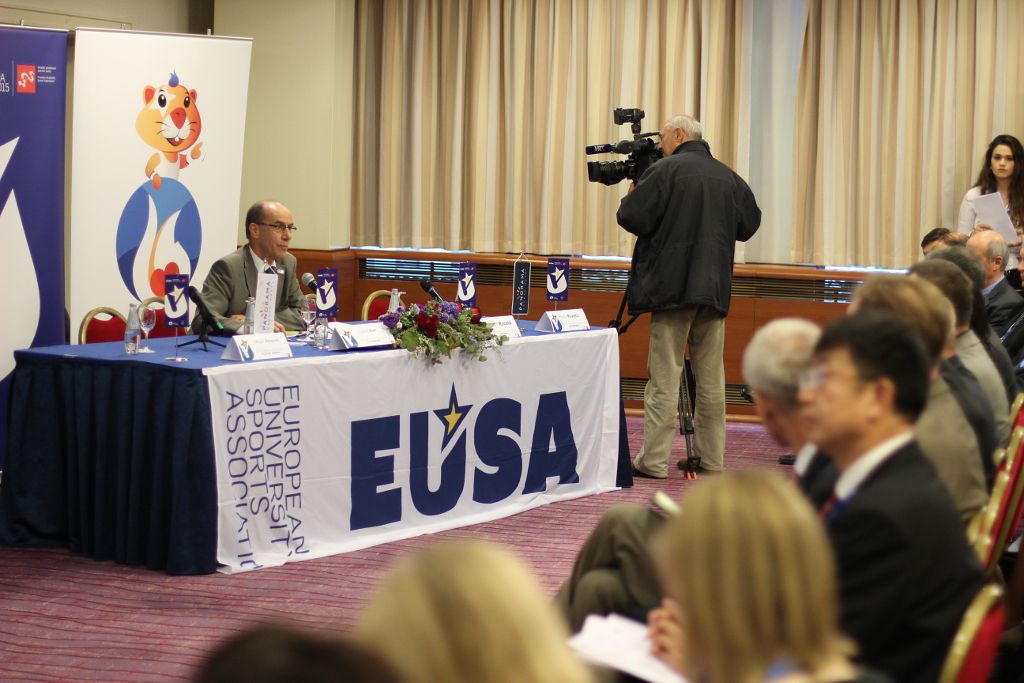 Mr Leonz Eder, EUSA Vice-President chairing the plenaries