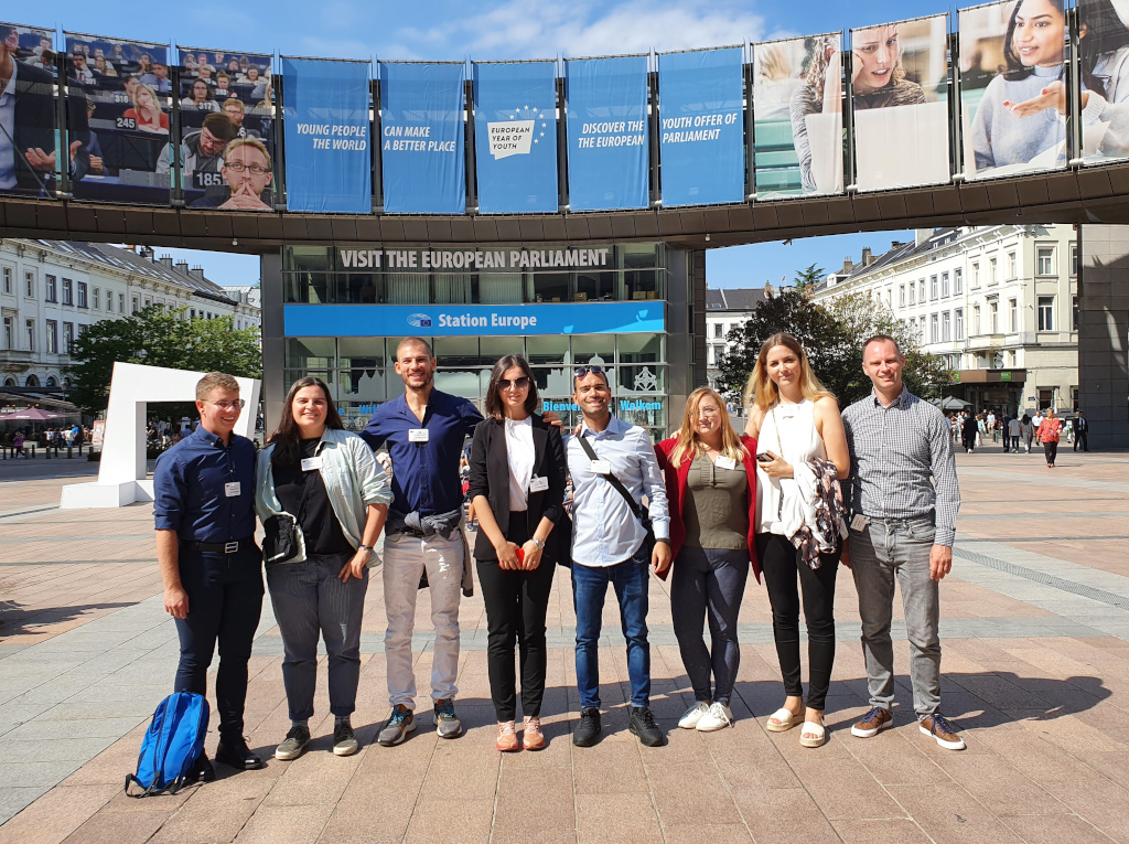 EUSA youth delegates and facilitator