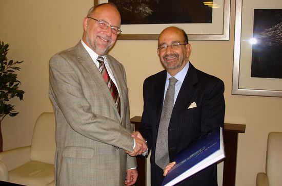 Chancellor Bratek receiving EUSA anniversary book from Mr Gualtieri Chancellor Bratek receiving EUSA anniversary book from Mr Gualtieri