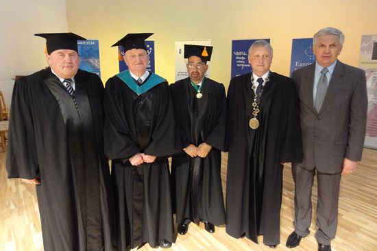 Group photo with the Rector Skurvydas, FISU President, Mr Gualtieri and Mr Garbaliauskas Group photo with the Rector Skurvydas, FISU President, Mr Gualtieri and Mr Garbaliauskas