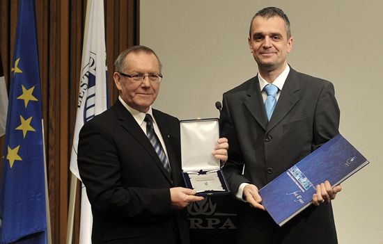 Mr Pecovnik presenting EUSA gifts to Mr Veetousme Mr Pecovnik presenting EUSA gifts to Mr Veetousme