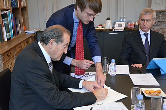 FISU President Gallien signs the Foundation's memorandum FISU President Gallien signs the Foundation's memorandum