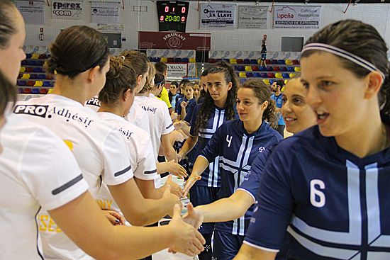 Handshake before the match Handshake before the match