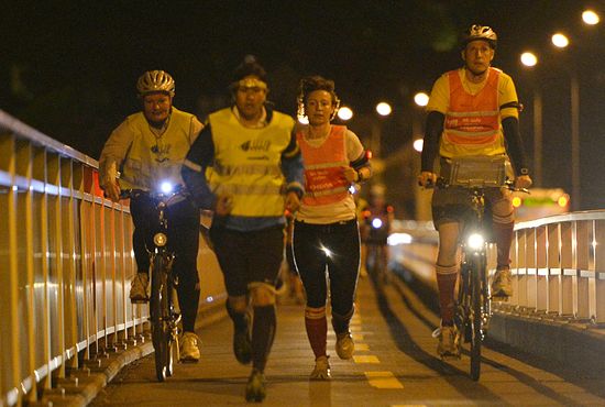 Athletes challenging the distance at night... Athletes challenging the distance at night...