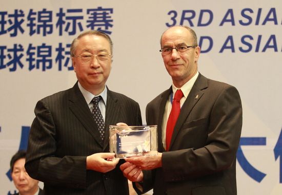 Mr Eder presenting a symbolic EUSA gift to Mr Zhang Mr Eder presenting a symbolic EUSA gift to Mr Zhang