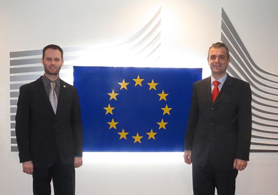 Mr Pisl and Mr Pecovnik in front of the European Commission logo Mr Pisl and Mr Pecovnik in front of the European Commission logo