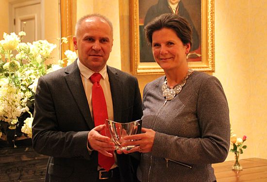 Mr Roczek presnting a special 10tth anniversary award to Mrs van der Meer Mohr Mr Roczek presnting a special 10tth anniversary award to Mrs van der Meer Mohr
