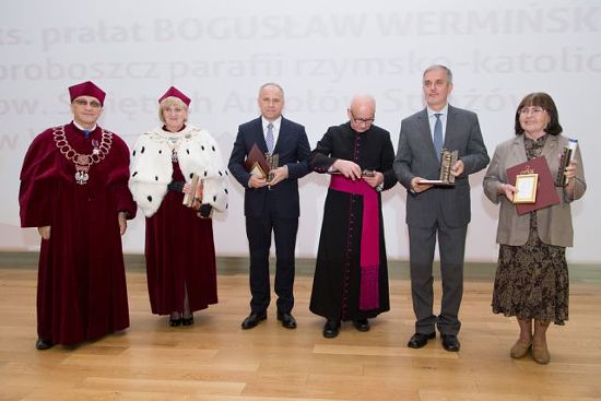ASSS and Order of Merit recipients; Jan Zwierko – chancellor, Prof. Elzbieta Lonc – Rector, Adam Roczek – EUSA President, father Bogusław Wermiński, Roman Szelemej – Mayor of Walbrzych, dr Maria Misiewicz – Bologna process expert ASSS and Order of Merit recipients; Jan Zwierko – chancellor, Prof. Elzbieta Lonc – Rector, Adam Roczek – EUSA President, father Bogusław Wermiński, Roman Szelemej – Mayor of Walbrzych, dr Maria Misiewicz – Bologna process expert