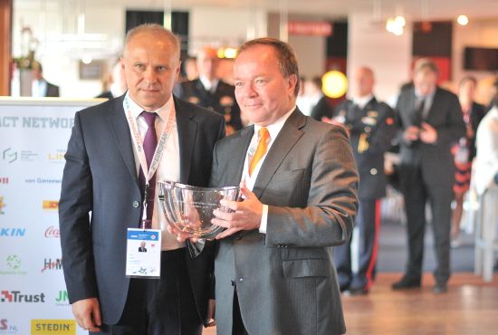 EUSA award by Mr Roczek to OC Chairman Mr Sikkens EUSA award by Mr Roczek to OC Chairman Mr Sikkens