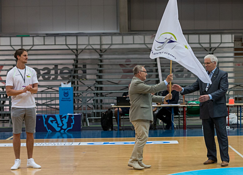 Flag passing to the next organiser