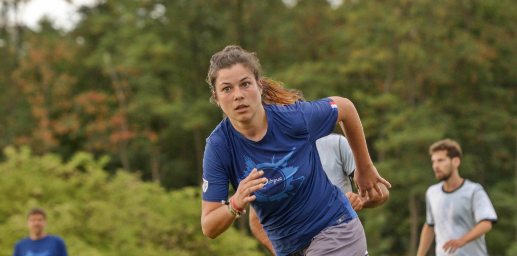 Amelie Bury in frisbee action