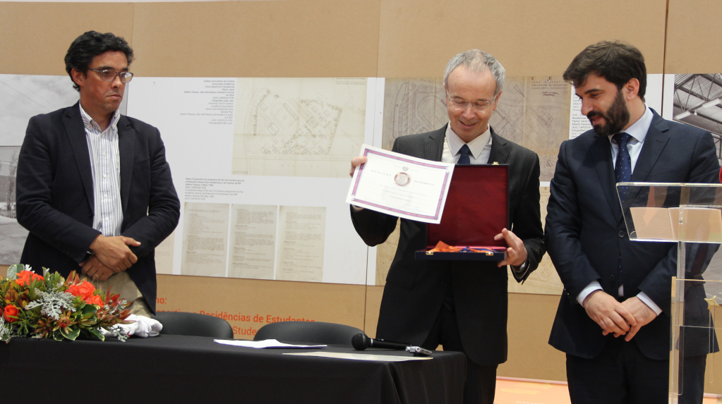 Minister hands Coimbra rector an award