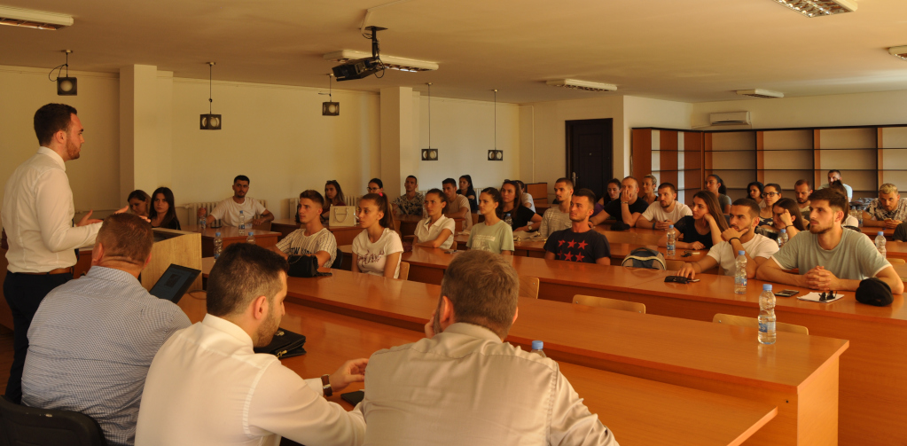 Liam Smith giving a lecture in Pristina