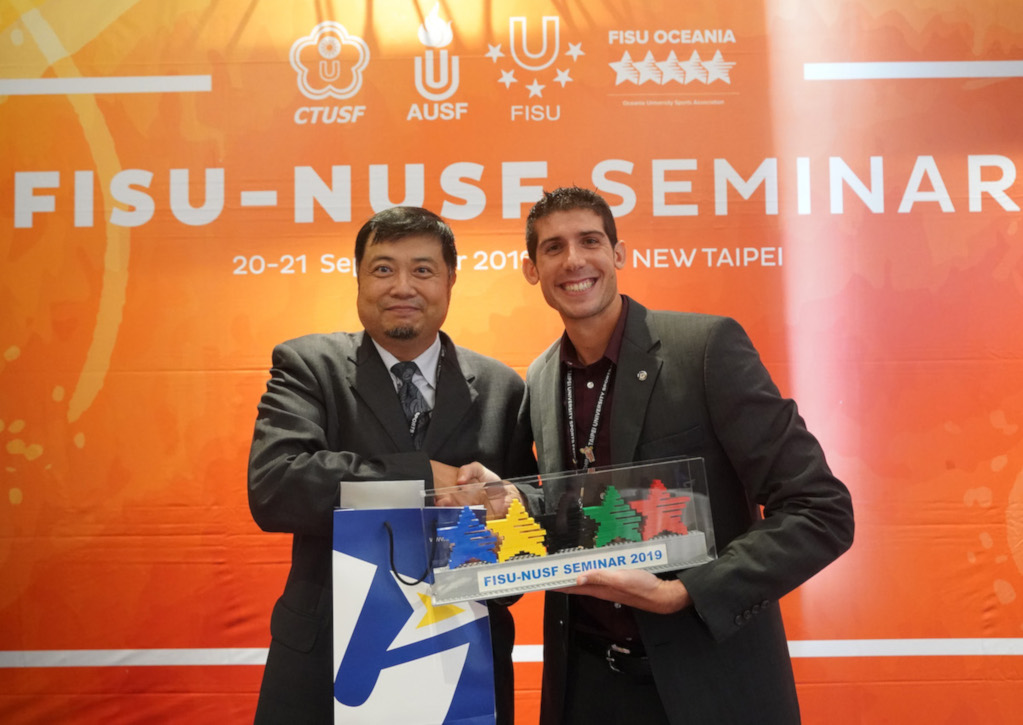 Gift giving between CTUSF Secretary-General Mr Ching-Yu Tseng and EUSA's Fabio De Dominicis