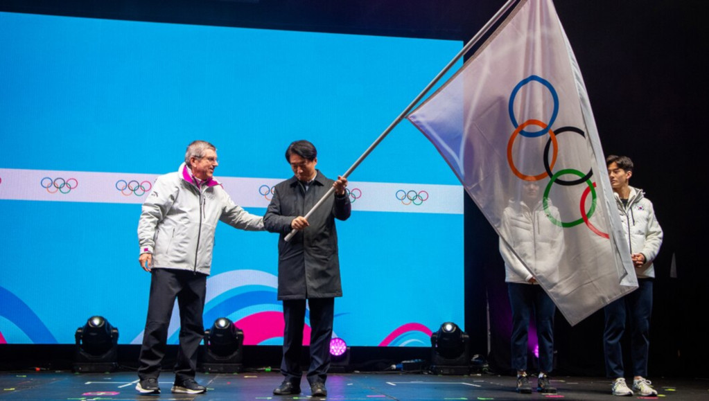 Flag handover at WYO 2020