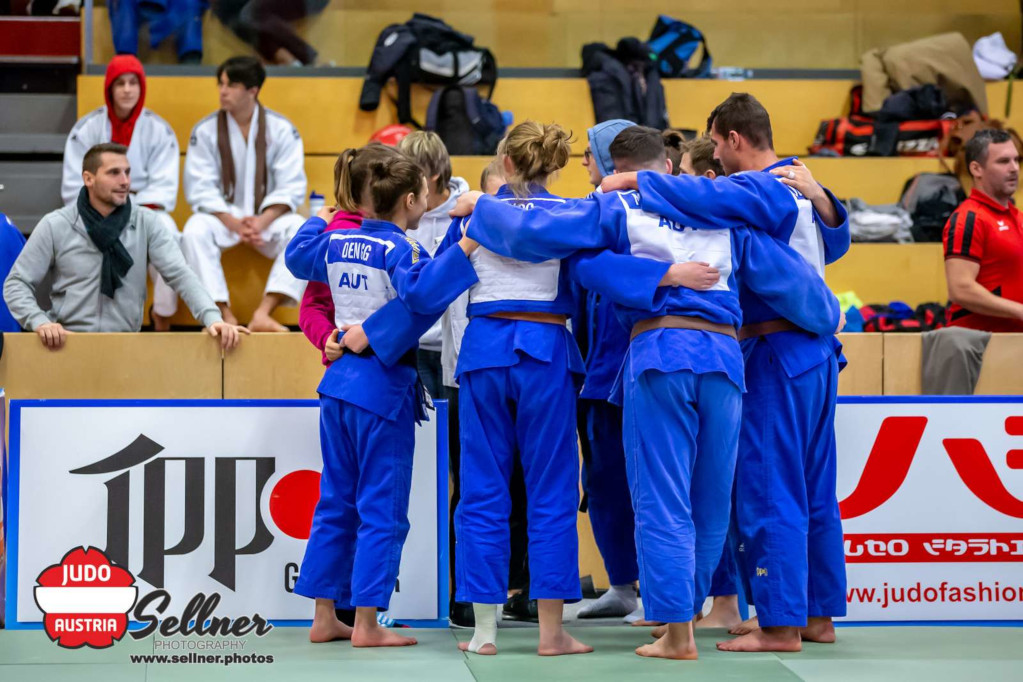 Lisa Dengg with teammates