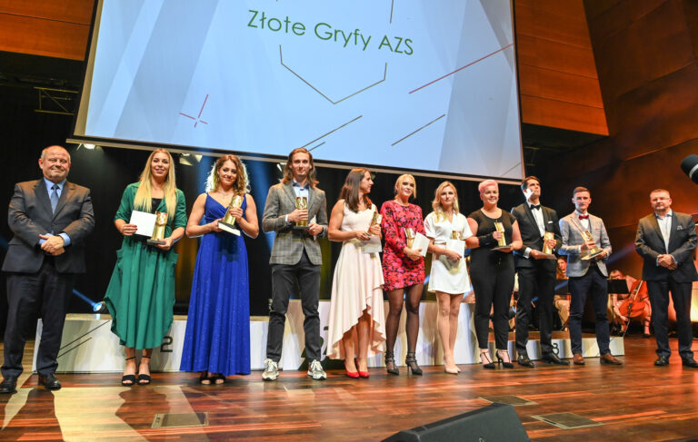 Awards for the gold medallists