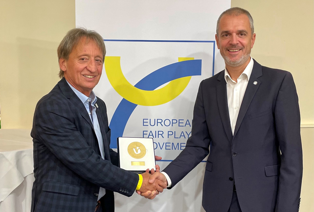 Thanking outgoing President Wiederer