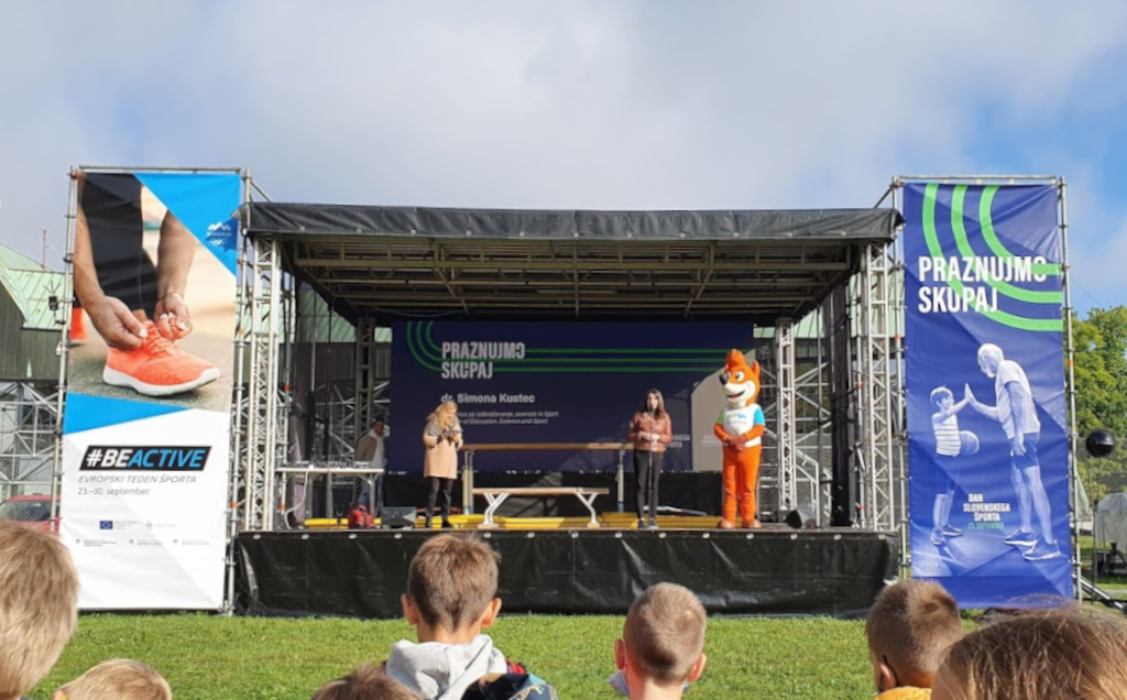 Welcoming participants at the Slovenian Sports Day by Minister Kustec