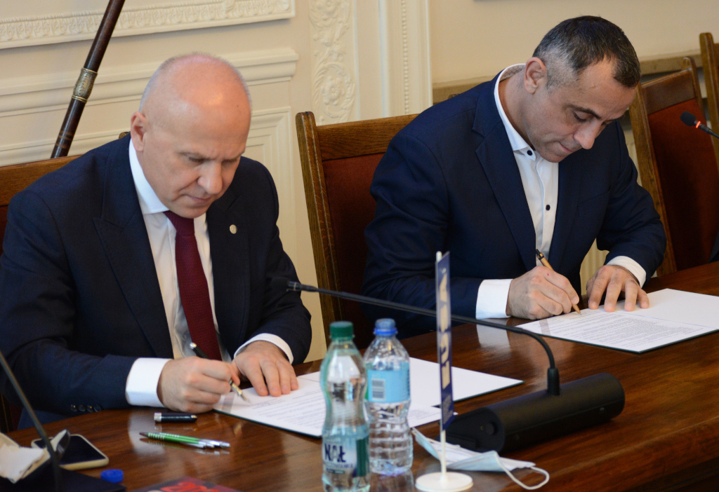 Signing the Memorandum of understanding in Warsaw