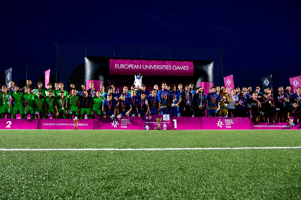 Award celebration photo football men EUG22