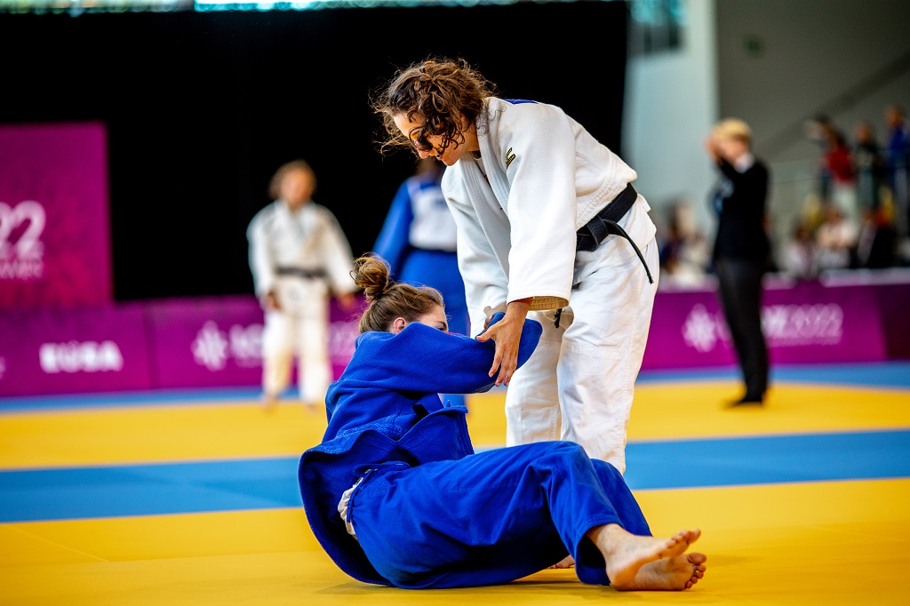 moment of fair play at Judo competition 