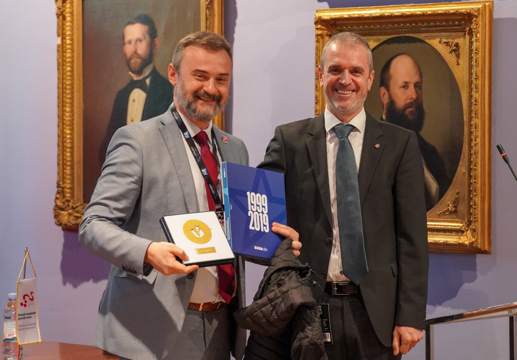 EUSASecretary General Mr Pecovnik thanks the outgoing President Mr Custonja