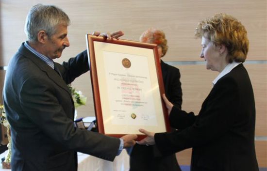 Mrs Frenkl receiving award Mrs Frenkl receiving award